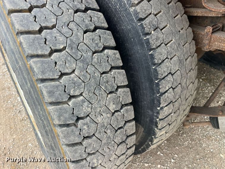 image for item LA9891 2005 International 7400  dump truck