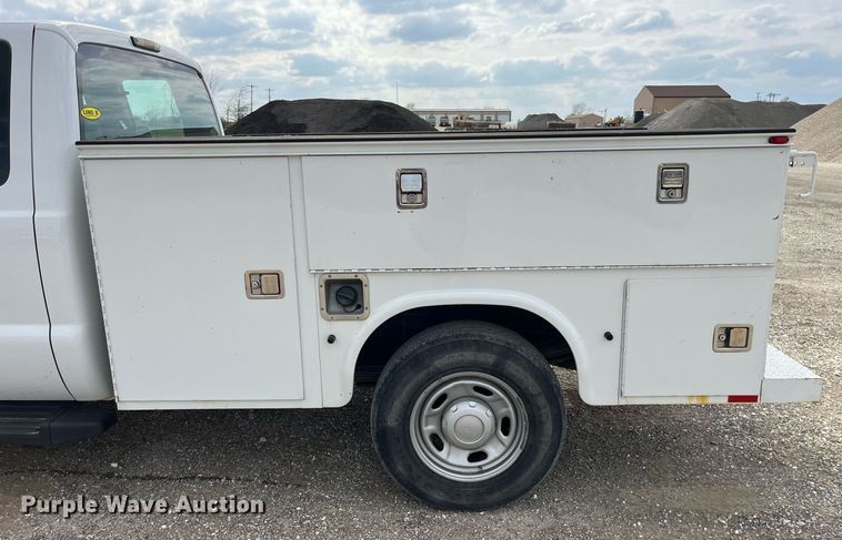 image for item LA9895 2010 Ford F250 Super Duty XL  SuperCab utility bed pickup truck