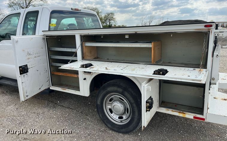 image for item LA9895 2010 Ford F250 Super Duty XL  SuperCab utility bed pickup truck