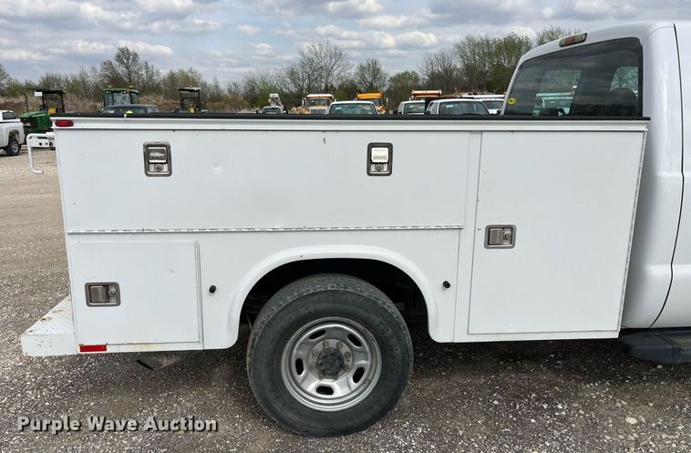 image for item LA9895 2010 Ford F250 Super Duty XL  SuperCab utility bed pickup truck