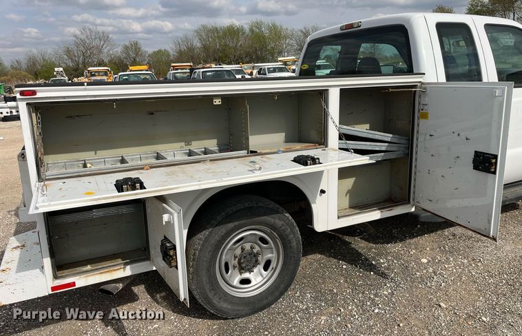 image for item LA9895 2010 Ford F250 Super Duty XL  SuperCab utility bed pickup truck