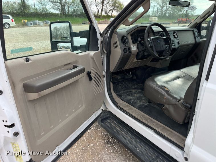 image for item LA9895 2010 Ford F250 Super Duty XL  SuperCab utility bed pickup truck