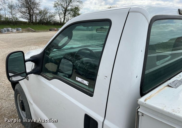 image for item LA9896 2003 Ford F250 Super Duty XL  utility bed pickup truck