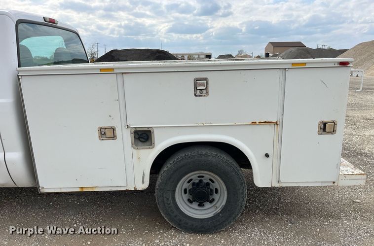 image for item LA9896 2003 Ford F250 Super Duty XL  utility bed pickup truck