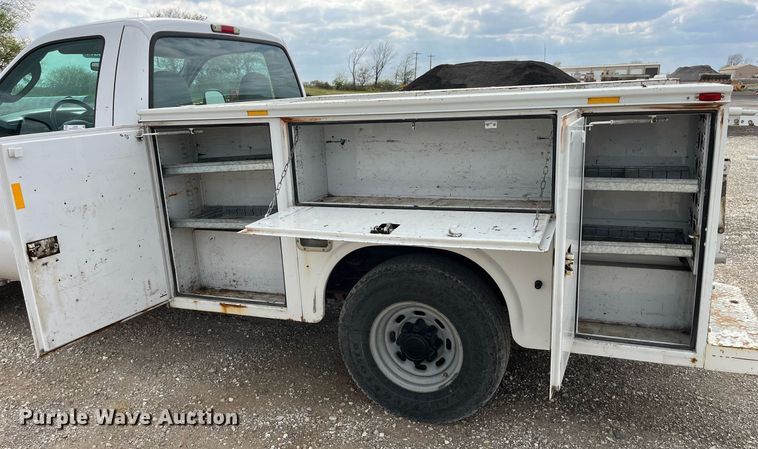 image for item LA9896 2003 Ford F250 Super Duty XL  utility bed pickup truck