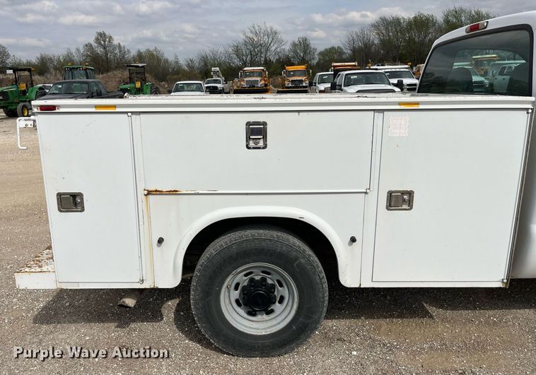 image for item LA9896 2003 Ford F250 Super Duty XL  utility bed pickup truck