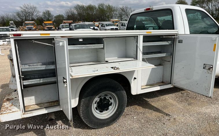 image for item LA9896 2003 Ford F250 Super Duty XL  utility bed pickup truck