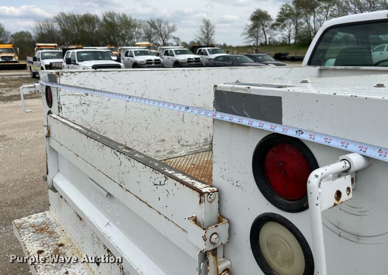 image for item LA9896 2003 Ford F250 Super Duty XL  utility bed pickup truck