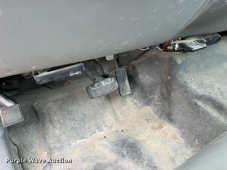 image for item LA9896 2003 Ford F250 Super Duty XL  utility bed pickup truck