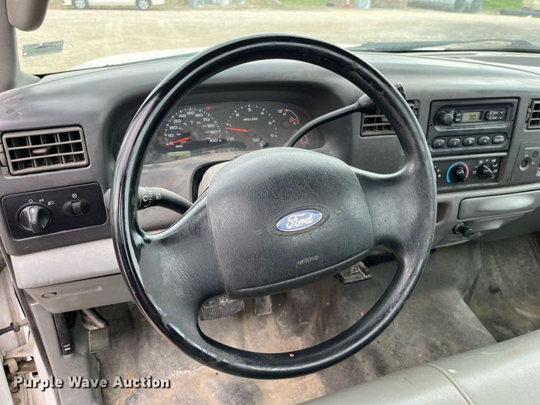 image for item LA9896 2003 Ford F250 Super Duty XL  utility bed pickup truck