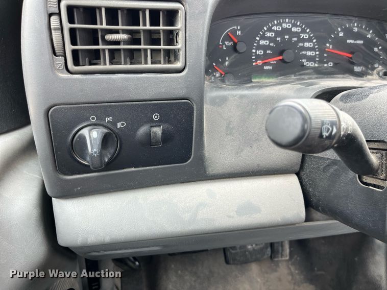 image for item LA9896 2003 Ford F250 Super Duty XL  utility bed pickup truck