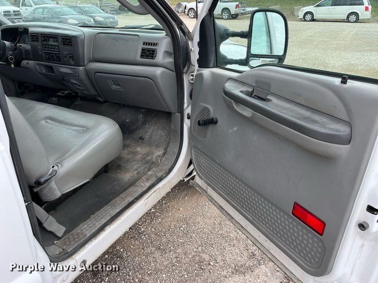 image for item LA9896 2003 Ford F250 Super Duty XL  utility bed pickup truck