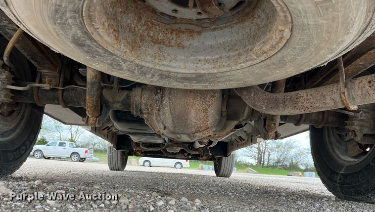 image for item LA9896 2003 Ford F250 Super Duty XL  utility bed pickup truck