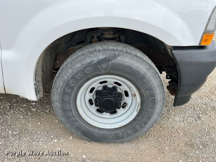 image for item LA9896 2003 Ford F250 Super Duty XL  utility bed pickup truck