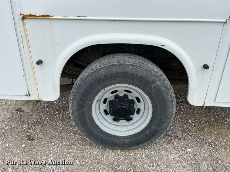 image for item LA9896 2003 Ford F250 Super Duty XL  utility bed pickup truck