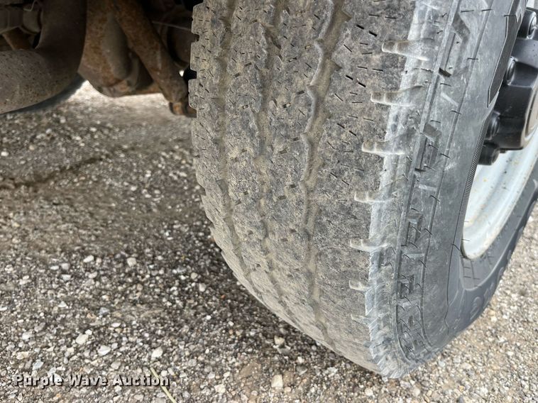 image for item LA9896 2003 Ford F250 Super Duty XL  utility bed pickup truck