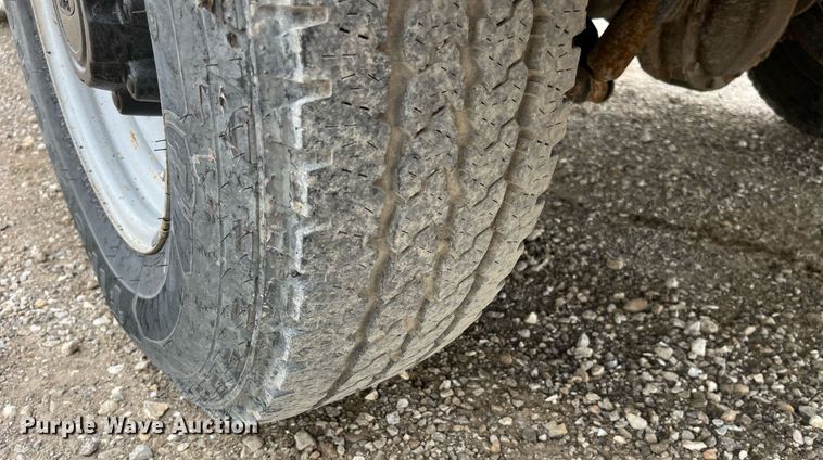 image for item LA9896 2003 Ford F250 Super Duty XL  utility bed pickup truck