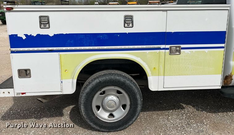 image for item LA9897 2008 Ford F250 Super Duty XL  SuperCab utility bed pickup truck