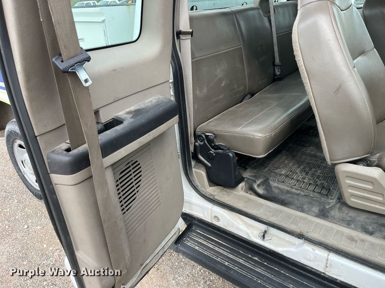 image for item LA9897 2008 Ford F250 Super Duty XL  SuperCab utility bed pickup truck