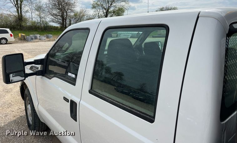 image for item LA9899 2011 Ford F250 Super Duty  Crew Cab flatbed pickup truck