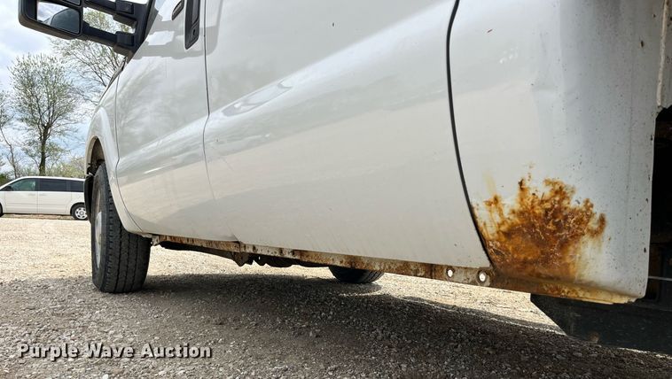 image for item LA9899 2011 Ford F250 Super Duty  Crew Cab flatbed pickup truck