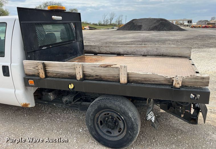 image for item LA9899 2011 Ford F250 Super Duty  Crew Cab flatbed pickup truck