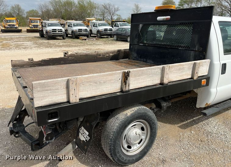 image for item LA9899 2011 Ford F250 Super Duty  Crew Cab flatbed pickup truck