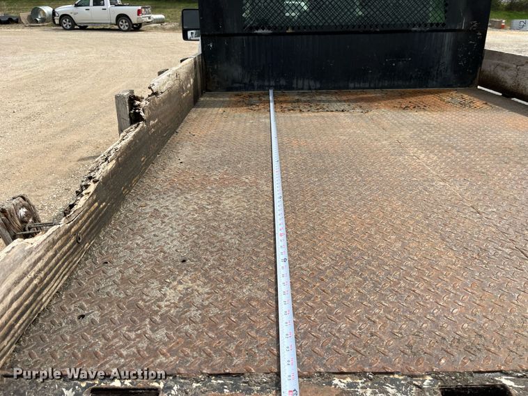 image for item LA9899 2011 Ford F250 Super Duty  Crew Cab flatbed pickup truck