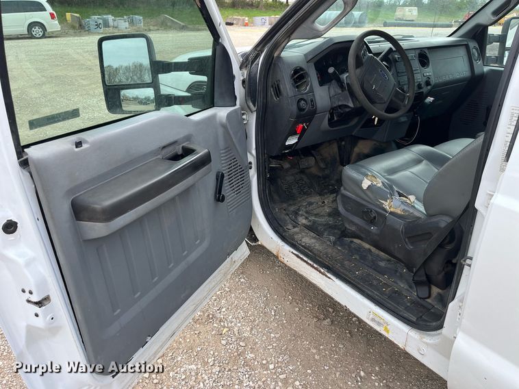 image for item LA9899 2011 Ford F250 Super Duty  Crew Cab flatbed pickup truck