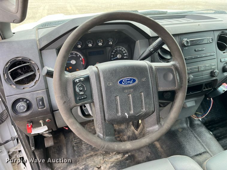 image for item LA9899 2011 Ford F250 Super Duty  Crew Cab flatbed pickup truck