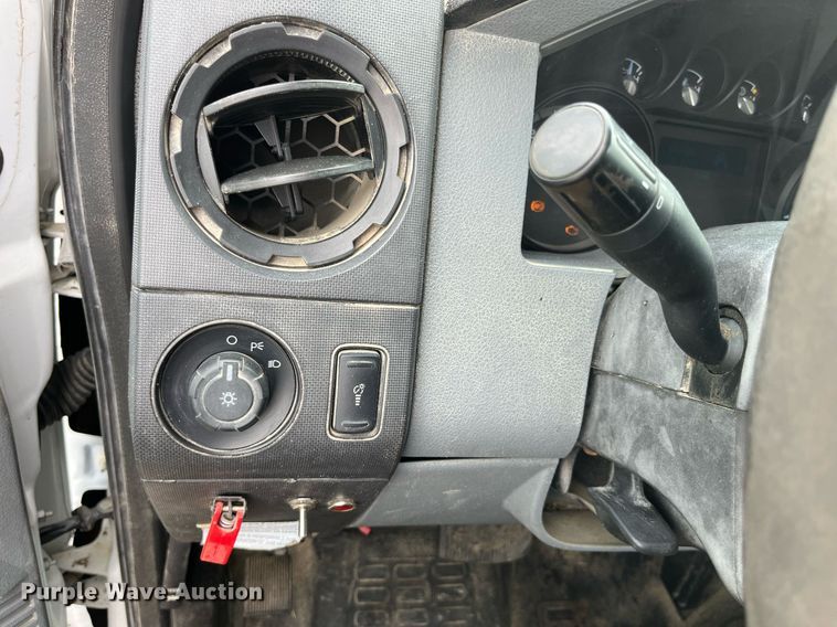 image for item LA9899 2011 Ford F250 Super Duty  Crew Cab flatbed pickup truck