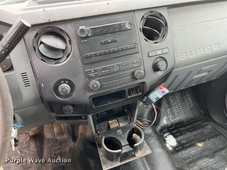 image for item LA9899 2011 Ford F250 Super Duty  Crew Cab flatbed pickup truck