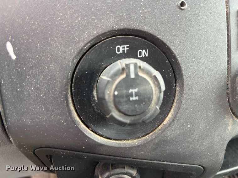 image for item LA9899 2011 Ford F250 Super Duty  Crew Cab flatbed pickup truck