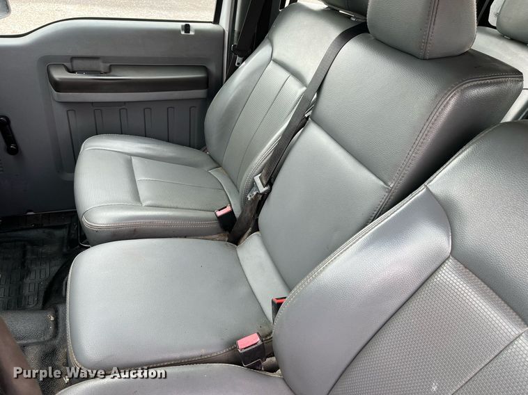 image for item LA9899 2011 Ford F250 Super Duty  Crew Cab flatbed pickup truck