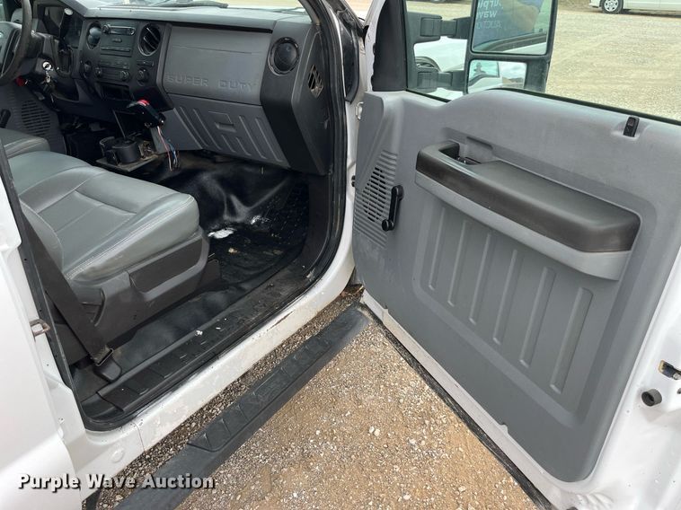 image for item LA9899 2011 Ford F250 Super Duty  Crew Cab flatbed pickup truck