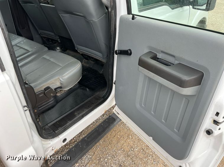 image for item LA9899 2011 Ford F250 Super Duty  Crew Cab flatbed pickup truck