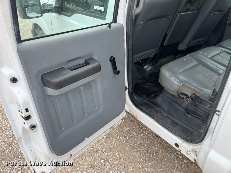 image for item LA9899 2011 Ford F250 Super Duty  Crew Cab flatbed pickup truck