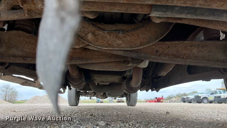 image for item LA9899 2011 Ford F250 Super Duty  Crew Cab flatbed pickup truck