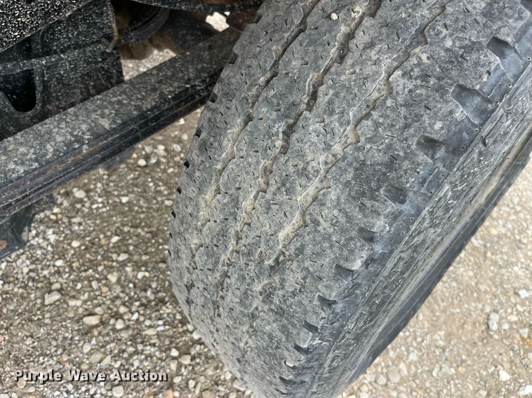 image for item LA9899 2011 Ford F250 Super Duty  Crew Cab flatbed pickup truck