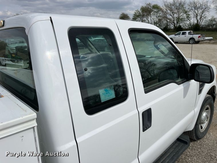 image for item LA9902 2008 Ford F250 Super Duty XL  SuperCab utility bed pickup truck