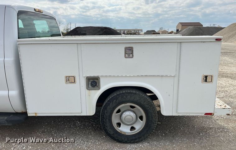 image for item LA9902 2008 Ford F250 Super Duty XL  SuperCab utility bed pickup truck