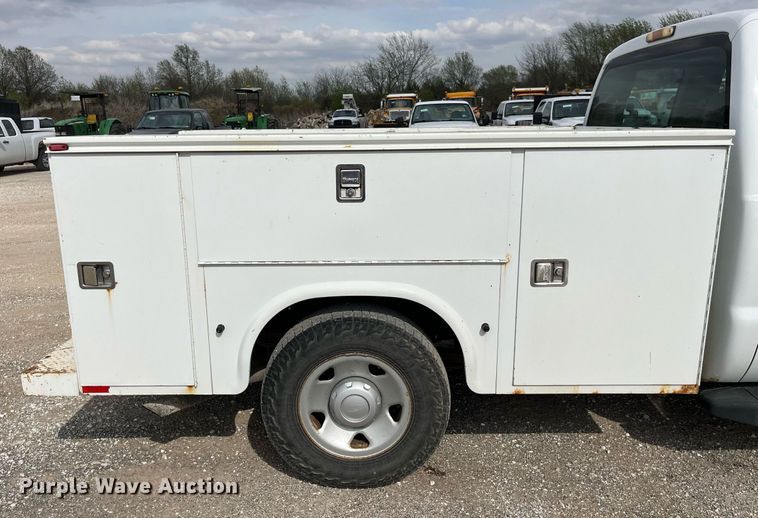 image for item LA9902 2008 Ford F250 Super Duty XL  SuperCab utility bed pickup truck