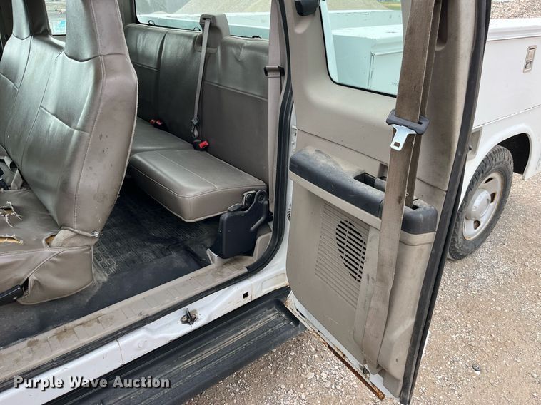 image for item LA9902 2008 Ford F250 Super Duty XL  SuperCab utility bed pickup truck