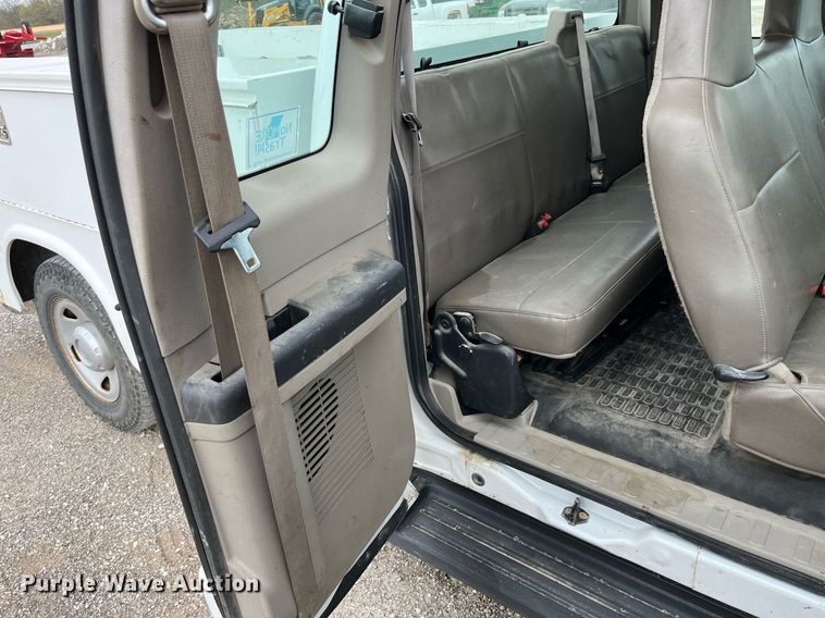 image for item LA9902 2008 Ford F250 Super Duty XL  SuperCab utility bed pickup truck