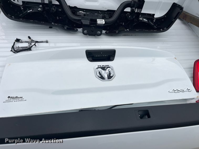 image for item LA9909 Pickup bed