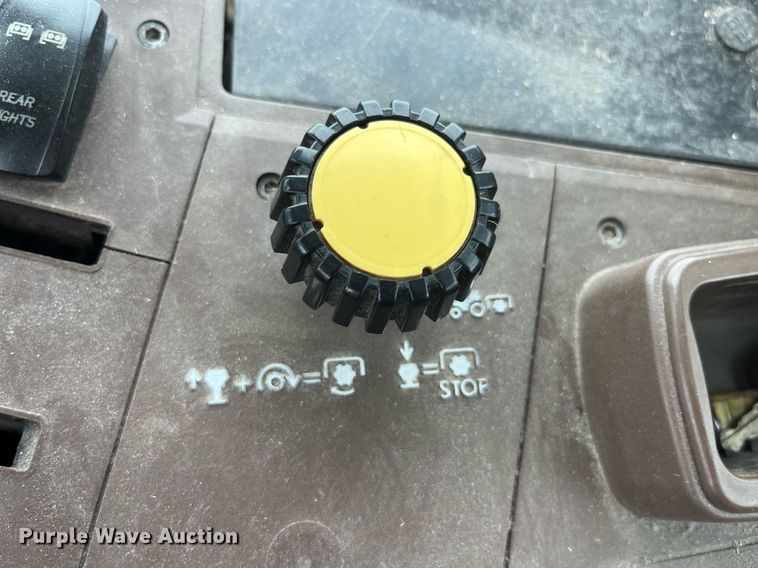 image for item LA9911 2007 John Deere 6615  MFWD tractor