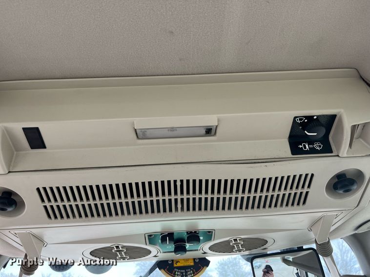 image for item LA9911 2007 John Deere 6615  MFWD tractor