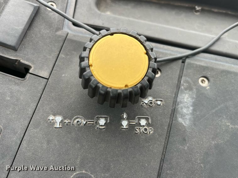 image for item LA9912 2005 John Deere 6415  tractor