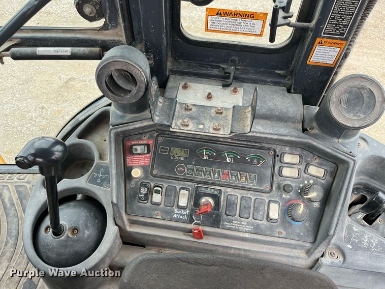 image for item LA9913 John Deere 410G  backhoe