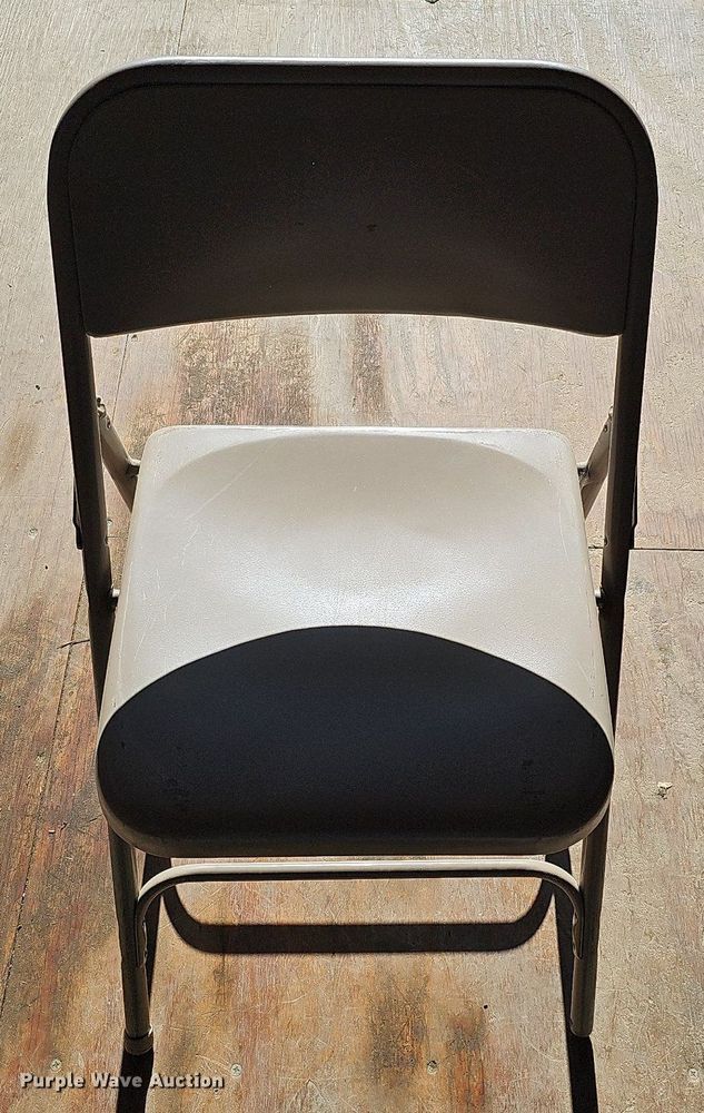 image for item LE9347 Approximately 32 folding chairs